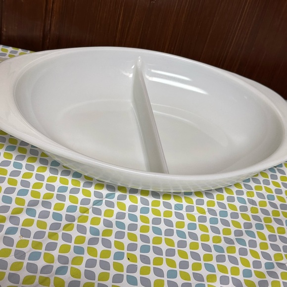 Pyrex White Milk Glass Divided Serving Dish Oval 1.5 Qt - Picture 4 of 10
